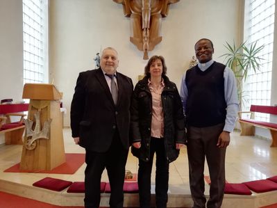 Kommunionhelfer Werner Czech und Silke Möller mit Pfr. Dr. Rapu in der Kirche Uerzell